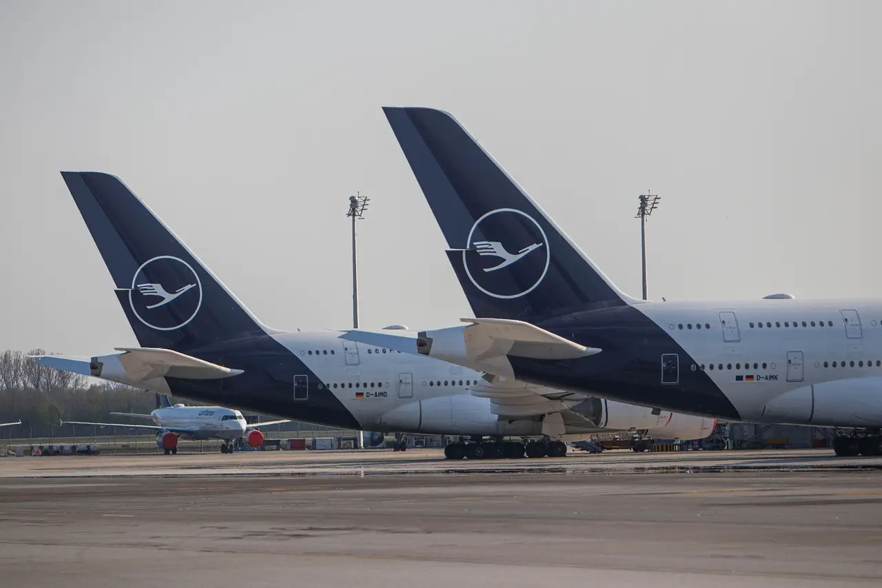 Alaska Airlines to Lay Off 200 Employees as It Forecasts a Loss in 2026